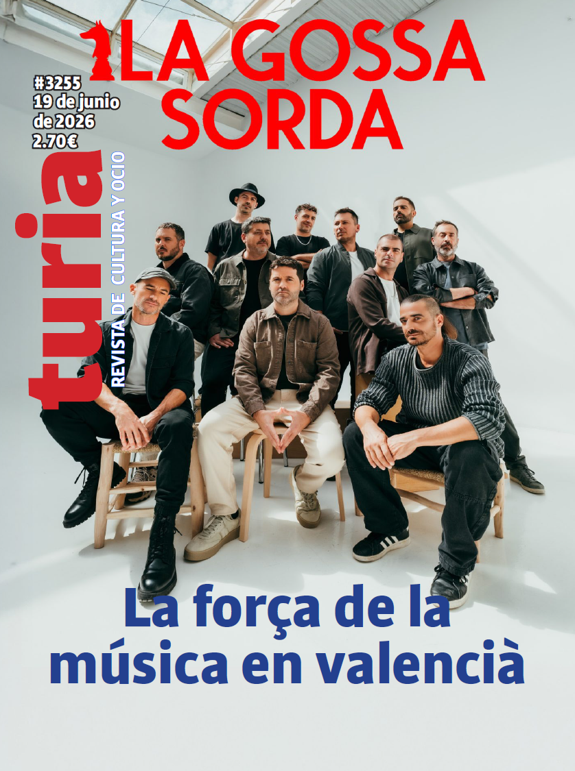 Portada de la revista Tribuna (La Gossa Sorda) con la banda valenciana de trece miembros posando en un estudio blanco; el titular en azul dice: "La força de la música en valencià".
