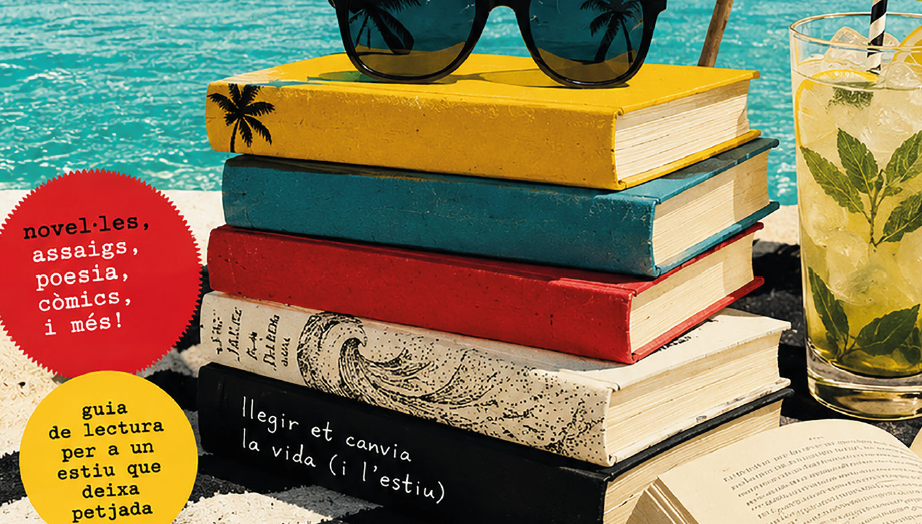 Stack of colorful hardcover books by a sunny pool with sunglasses resting on top; a glass of lemonade and tropical drink beside them; playful circular labels with text in Spanish/Catalan visible on the left.