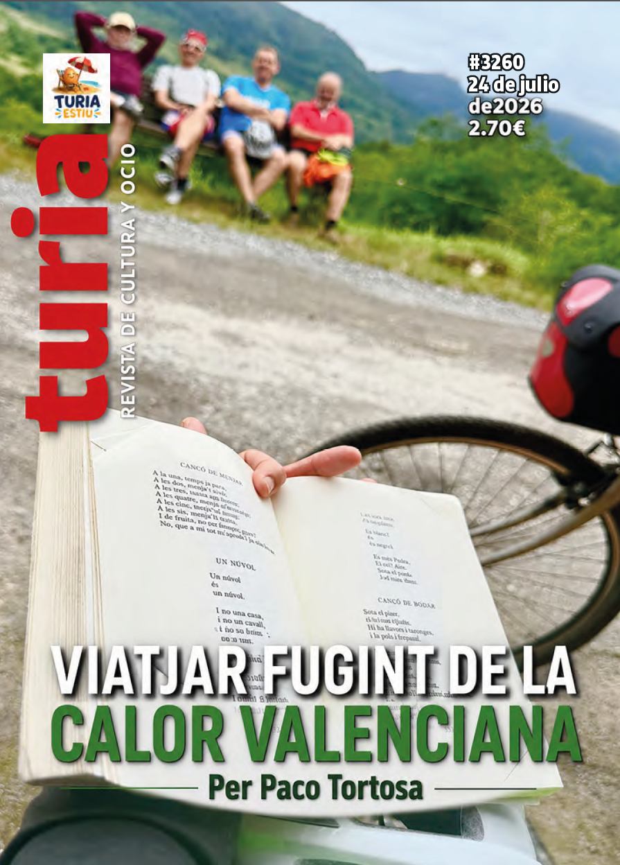 Cover of Turia Estiu magazine: a person holds an open book on a bicycle on a rural road, with a blurred group of people on a hillside in the background; bold white title 'VIATJAR FUGINT DE LA CALOR VALENCIANA' and green subtitle 'Per Paco Tortosa'